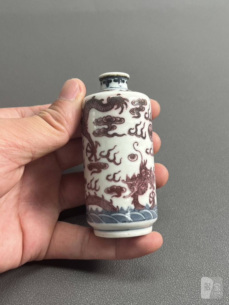 清中期  青花釉里红云龙海水纹鼻烟壶 - 图6